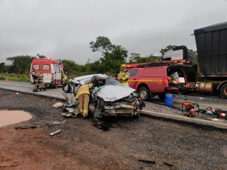 ACIDENTE DE TRÂNSITO: Bebê de 6 meses morre após grave acidente entre carro e carreta