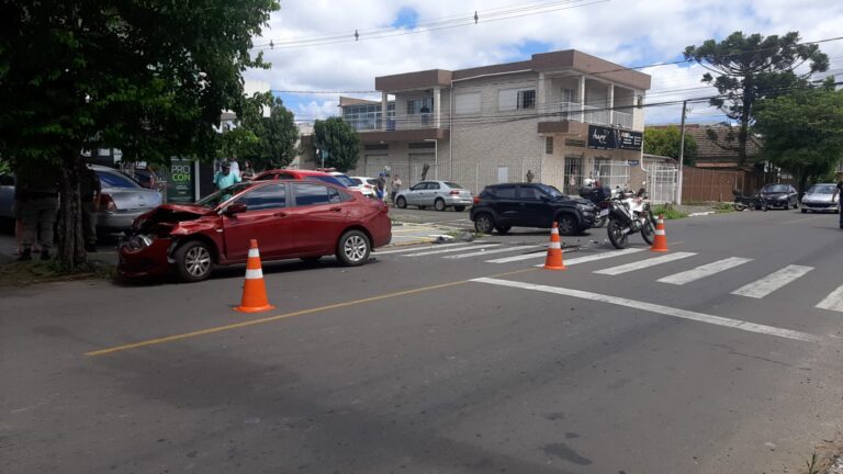 CANOAS: Dois motoristas ficam feridos após colisão em cruzamento