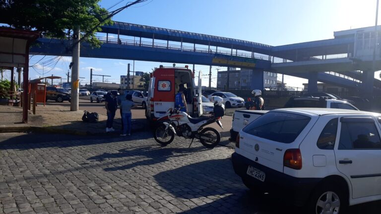 CANOAS: Ciclista fica ferido após acidente com carro