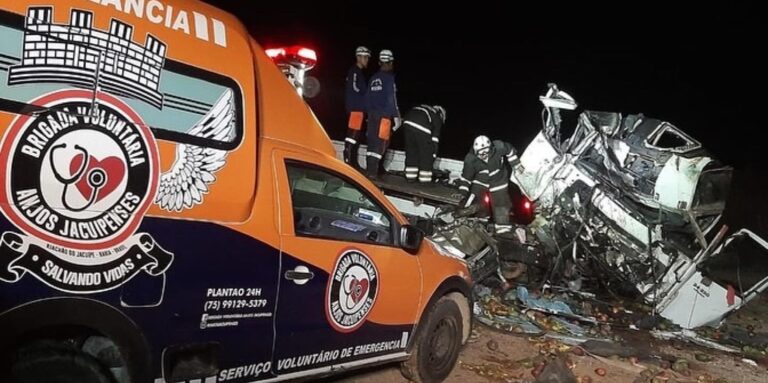 ACIDENTE DE TRÂNSITO: 25 pessoas morrem após grave acidente entre ônibus e caminhão