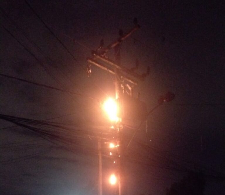 CANOAS: Fogo em poste deixa moradores sem luz