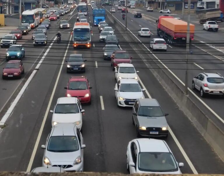 CANOAS: Acidente entre moto e dois carros causa grande congestionamento na BR-116; Veja alternativas