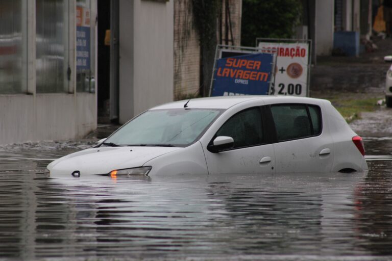 CANOAS: Carro fica embaixo d’água após chuva forte