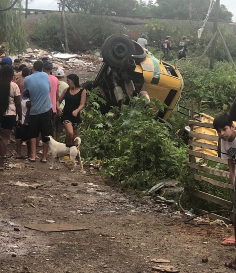 CANOAS: Caminhão tomba em vala