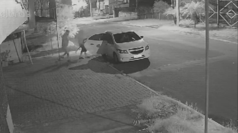 CANOAS: Hamburgueria é arrombada por criminosos; Câmeras flagraram a ação