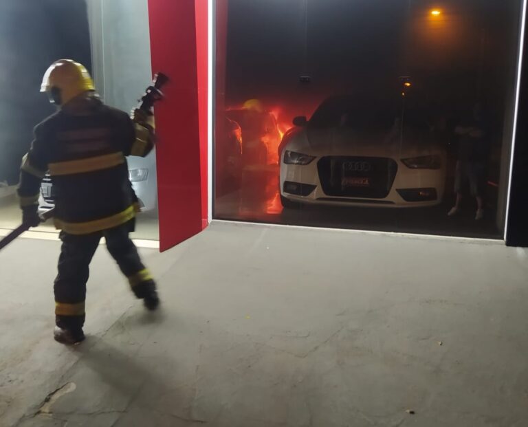 CANOAS: Incêndio atinge revenda de veículos 