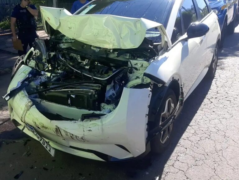 CANOAS: Motorista fica ferido após carro bater na traseira de ônibus