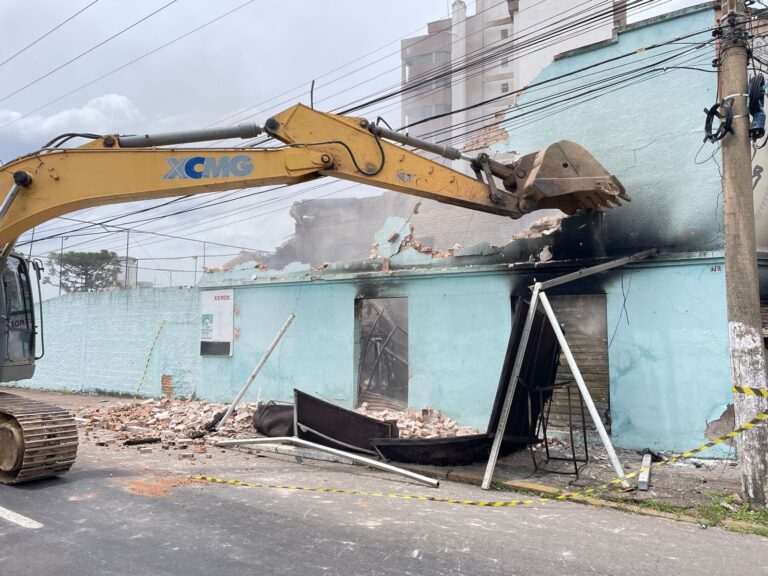 CANOAS: Prédio de loja que pegou fogo é derrubado