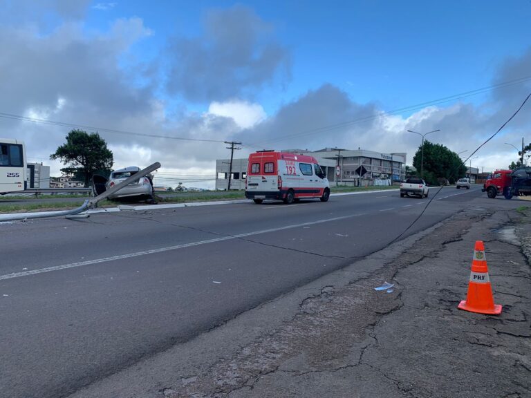 BR-116: Jovem de 20 anos fica ferido após colidir carro em poste