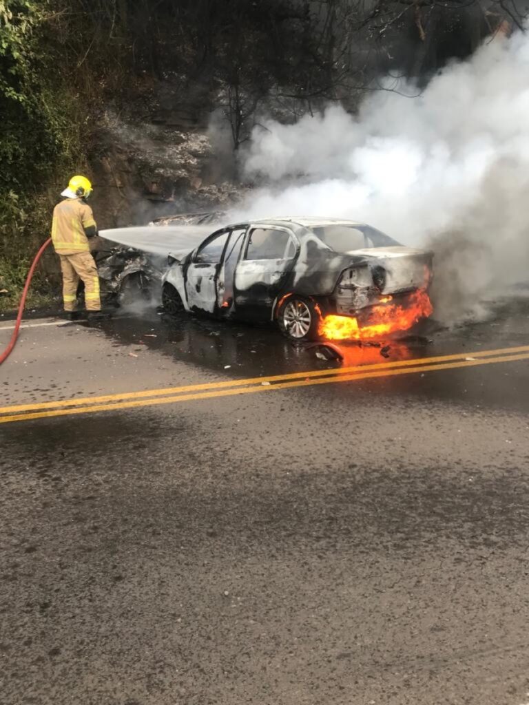 VIOLÊNCIA NO TRÂNSITO: Homem morre após dois veículos colidirem e pegarem fogo