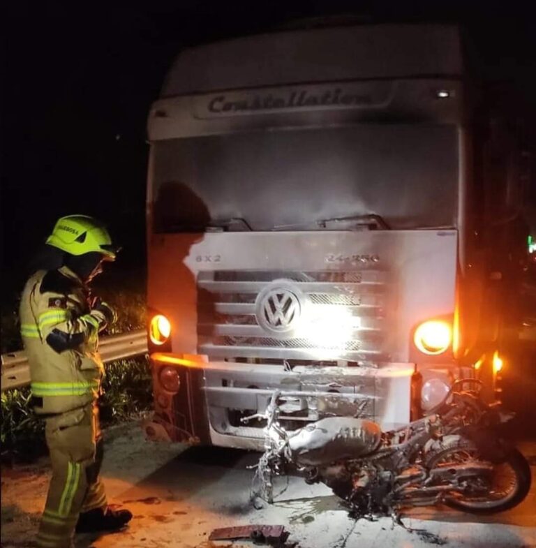 ACIDENTE DE TRÂNSITO: Pedestre morre atropelado por caminhão e moto