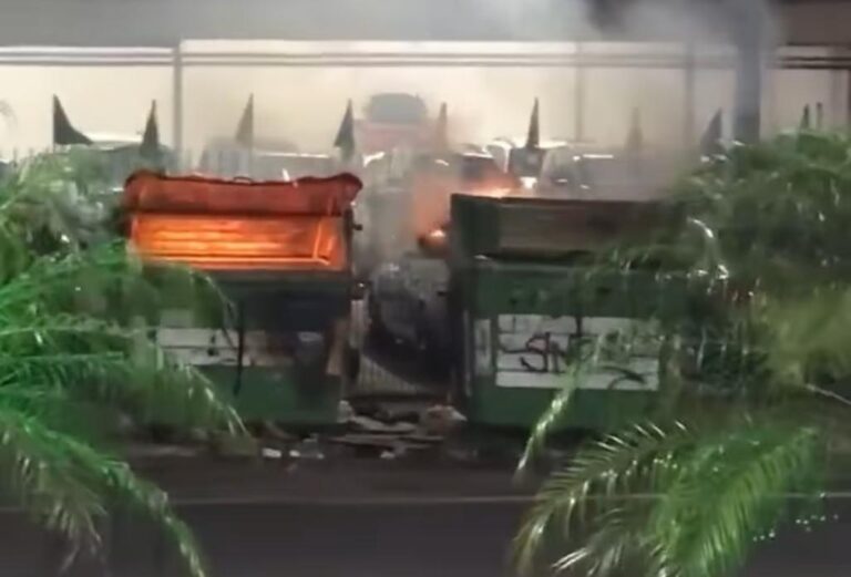 CANOAS: Fogo em contêiner de lixo ao lado de restaurante mobiliza bombeiros