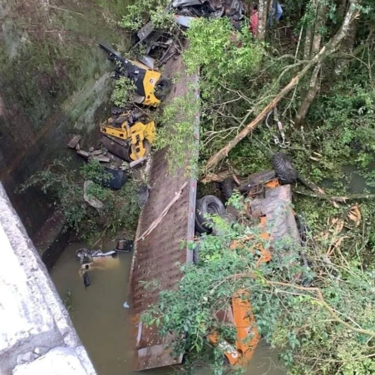 BR-116: Caminhão carregado de máquinas cai de ponte