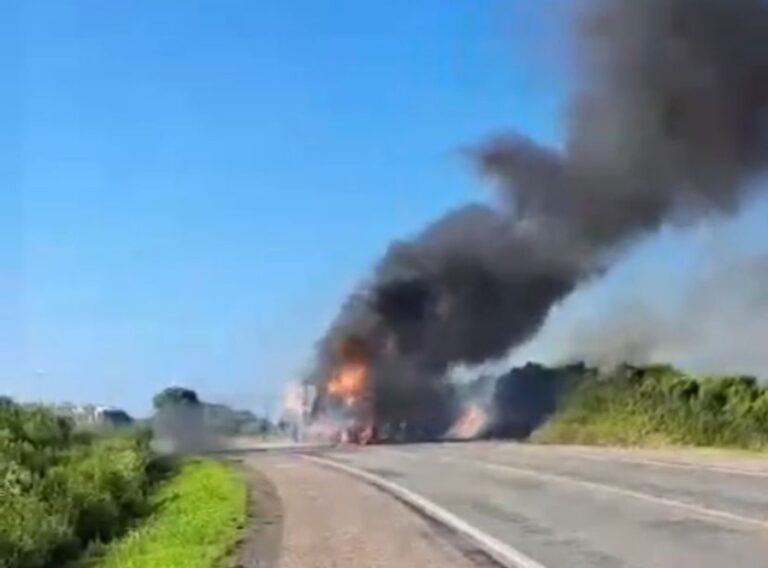 GRAVE ACIDENTE: Duas pessoas morrem após colisão frontal entre dois caminhões; Veículos pegaram fogo