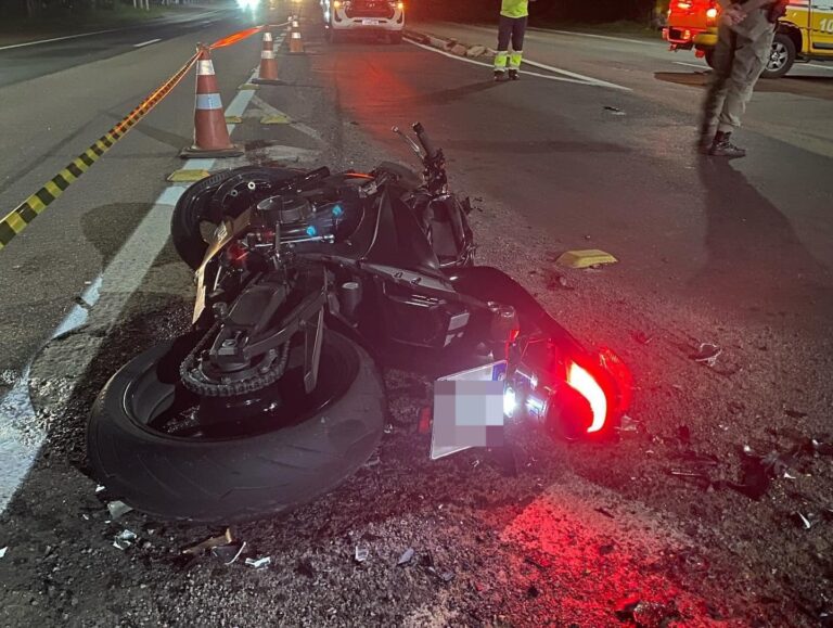 ACIDENTE DE TRÂNSITO: Motociclista morre após ser arremessado em colisão com carro