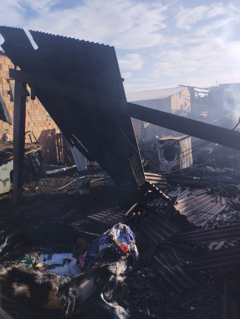 CANOAS: “Perdi tudo”, afirma moradora de uma das quatro casas destruídas por incêndio; Saiba como ajudar