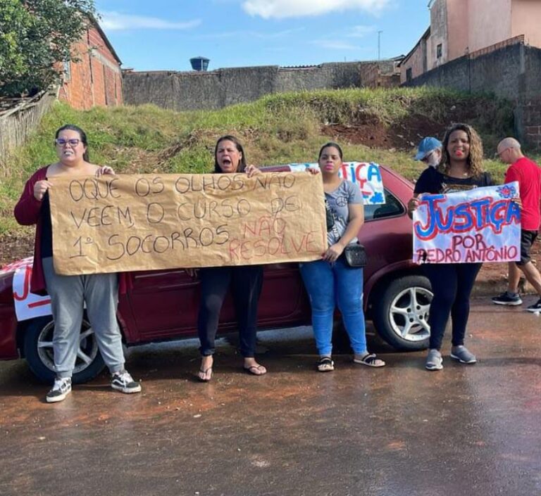 CANOAS: Família de bebê que morreu após passar mal em creche faz protesto pedindo justiça