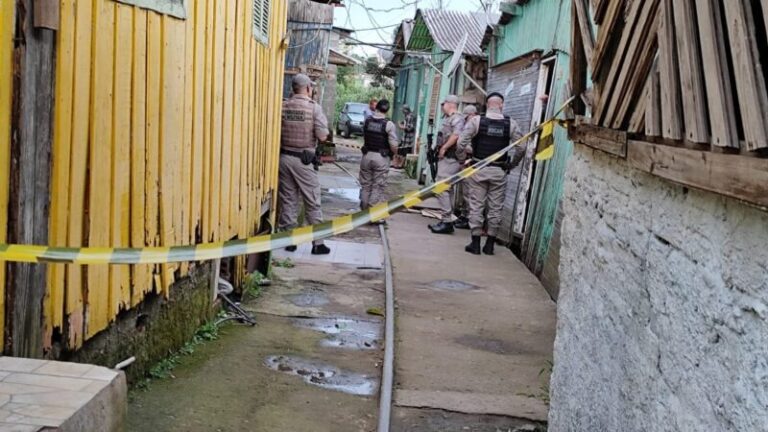 VIOLÊNCIA: Mulher invade residência a mata homem a tiros