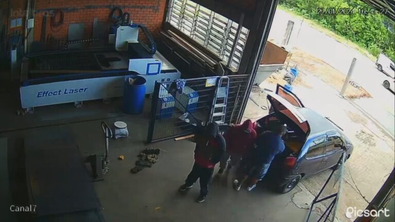 CANOAS: Vídeo mostra criminosos assaltando empresa