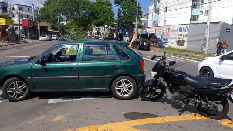 CANOAS: Motociclista fica ferido após colisão com carro em avenida