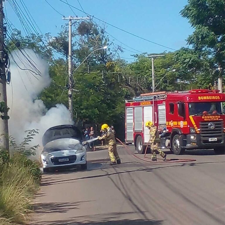 PREJUÍZO: Carro pega fogo após sair de oficina