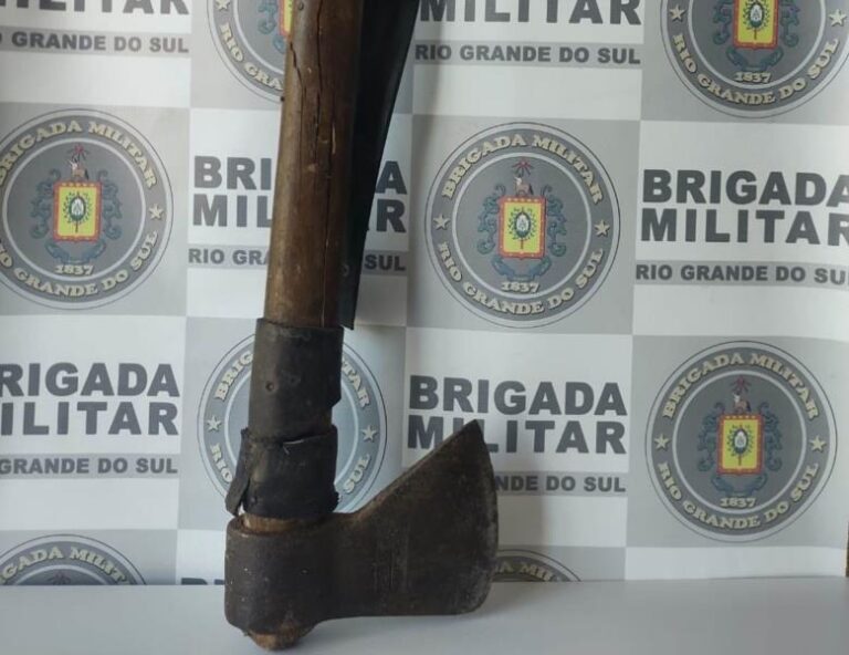 VIOLÊNCIA DOMÉSTICA: Homem ameaça ex-mulher com machado e na cadeia