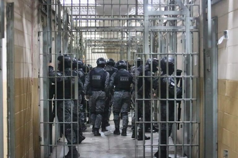 CANOAS: Veja fotos de operação da polícia para retirar celulares de penitenciária