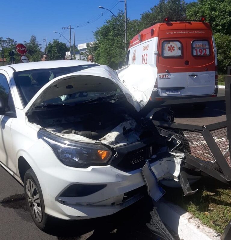 CANOAS: Motorista perde controle da direção e bate em grade após sofrer mal súbito