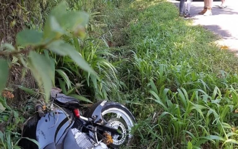 ACIDENTE DE TRÂNSITO: Homem morre após perder o controle da moto e cair em barranco
