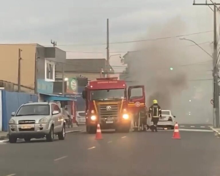 CANOAS: Bombeiros combatem incêndio em veículo