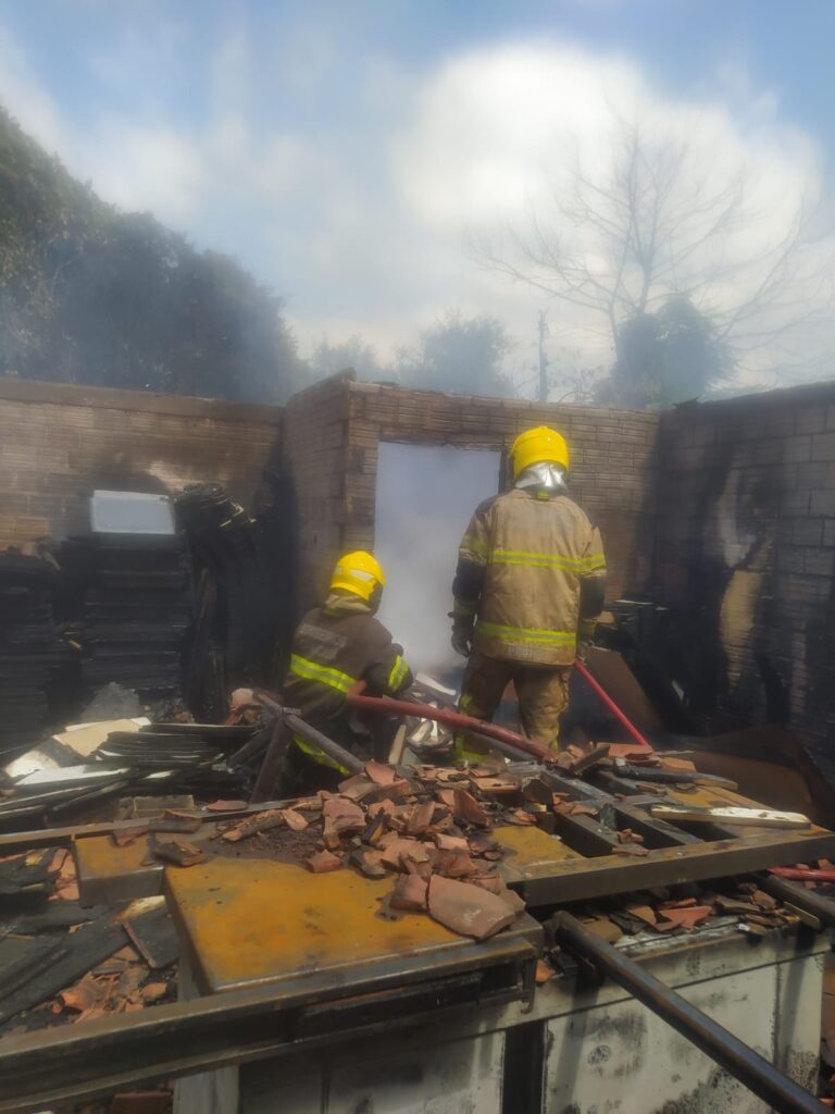 CANOAS: Incêndio em marcenaria mobiliza bombeiros