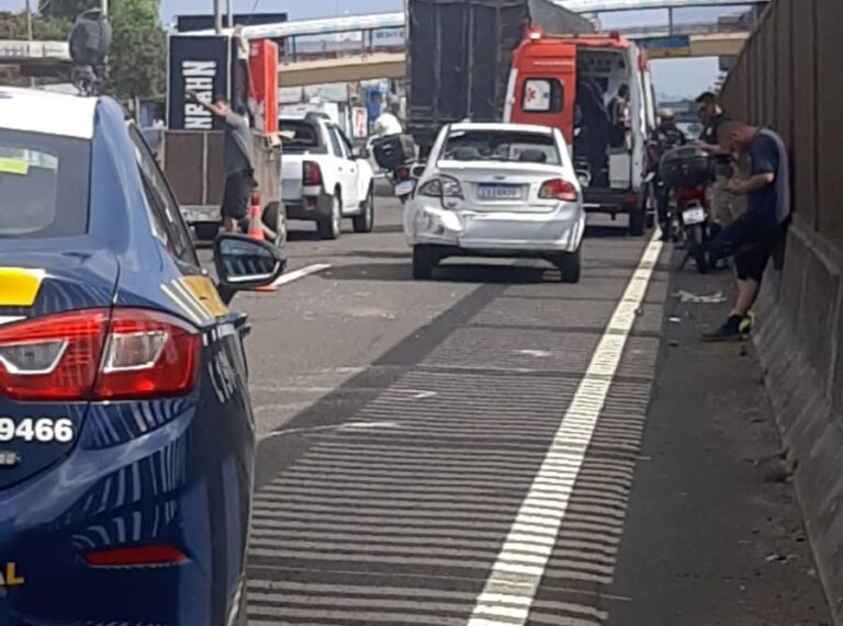 CANOAS: Motociclista fica ferido em colisão com carro; Acidente causa congestionamento na BR-116