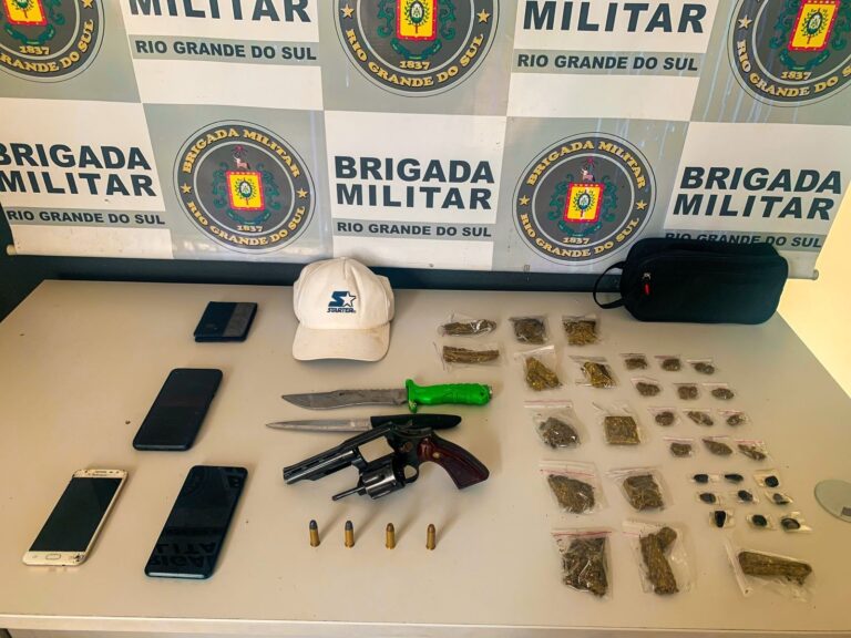 POLÍCIA: Casal é preso em flagrante com carro roubado e arma