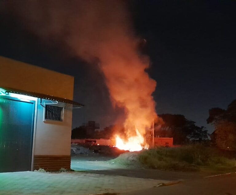 CANOAS: Incêndio ao lado de escola mobiliza bombeiros