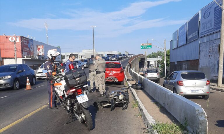 CANOAS: Duas pessoas ficam feridas em colisão traseira entre carro e moto