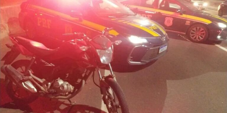 CANOAS: Homem é preso andando com adolescente de 15 anos em motocicleta roubada