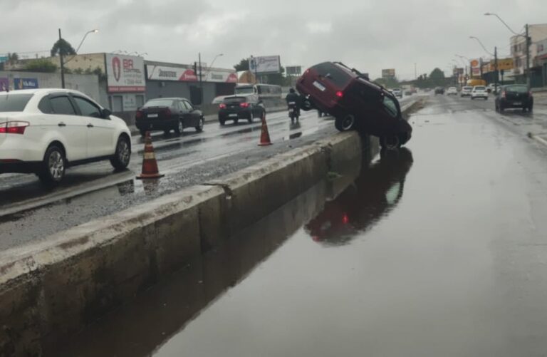 BR-116: Carro fica preso em cima de mureta após colisão com caminhão em São Leopoldo