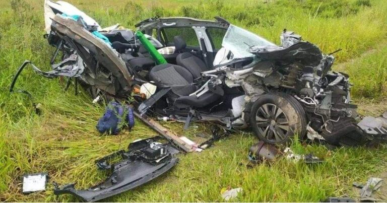 ACIDENTE DE TRÂNSITO: Mãe e filha de 4 anos morrem após carro capotar em acidente