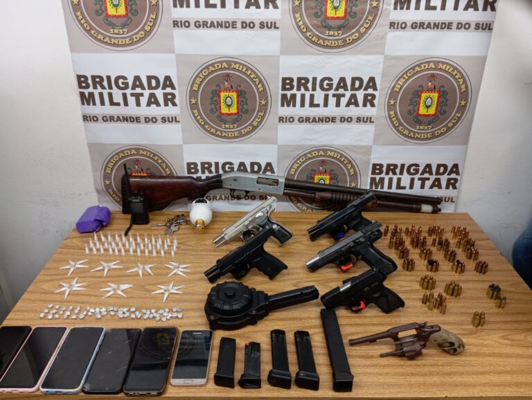 CANOAS: Veja vídeo das armas apreendidas em depósito de criminosos estourado pela Brigada Militar