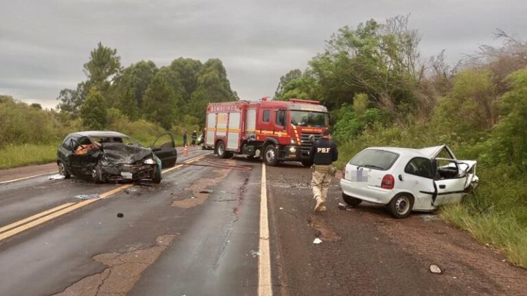 ACIDENTE DE TRÂNSITO: Mulher morre em grave acidente entre dois carros