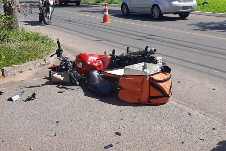 CANOAS: Motoboy fica ferido em acidente com carro; Vítima teve fratura exposta