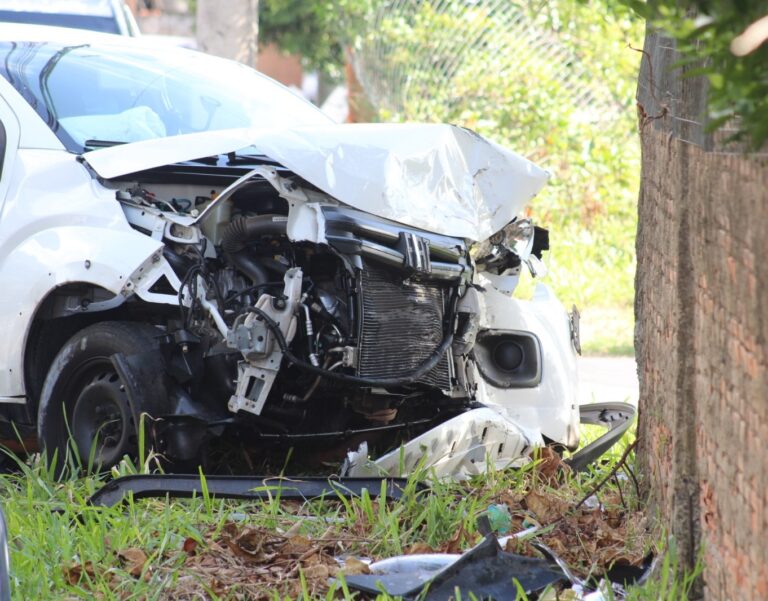 CANOAS: Veículo fica destruído após colisão em cruzamento