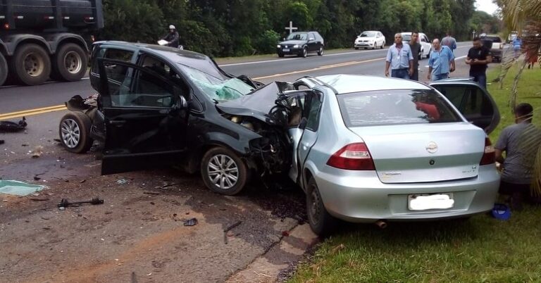ACIDENTE DE TRÂNSITO: Adolescente de 13 morre após colisão entre dois carros e dois caminhões