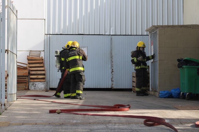 CANOAS: Vazamento de gás em supermercado mobiliza bombeiros