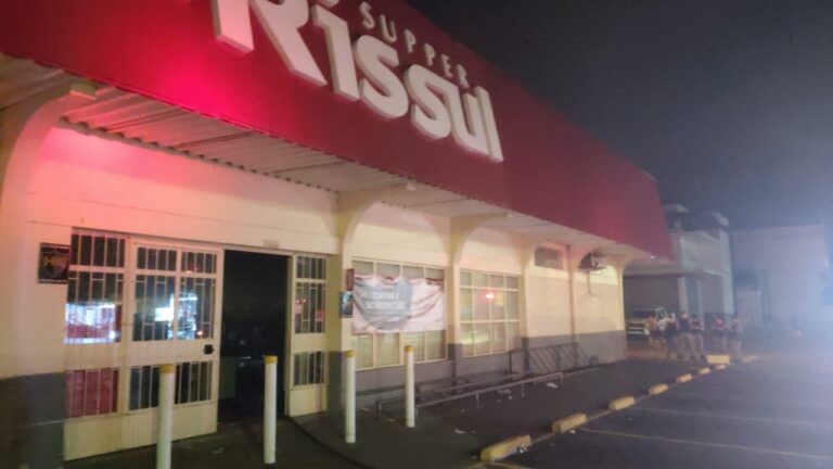 CANOAS: Incêndio em supermercado mobiliza bombeiros