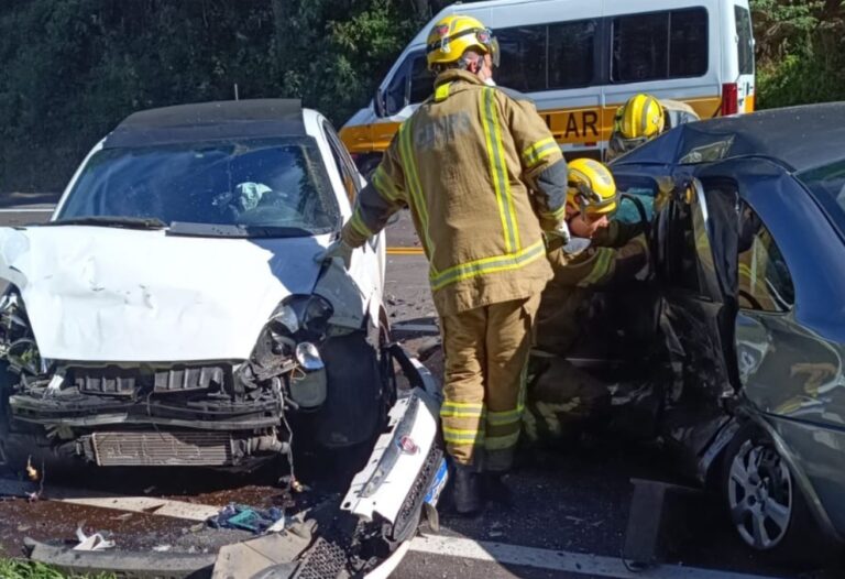 ACIDENTE DE TRÂNSITO: Duas mulheres morrem após acidente entre dois carros e uma carreta
