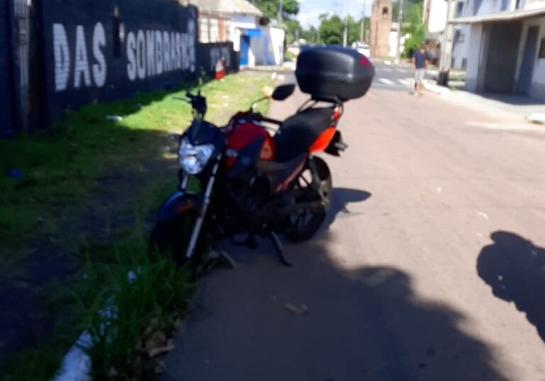 CANOAS: Ciclista e motociclista ficam feridos em acidente