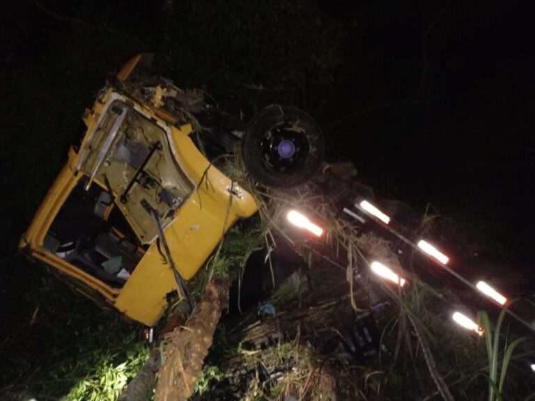 CANOAS: Caminhoneiro da cidade fica ferido após veículo capotar em acidente