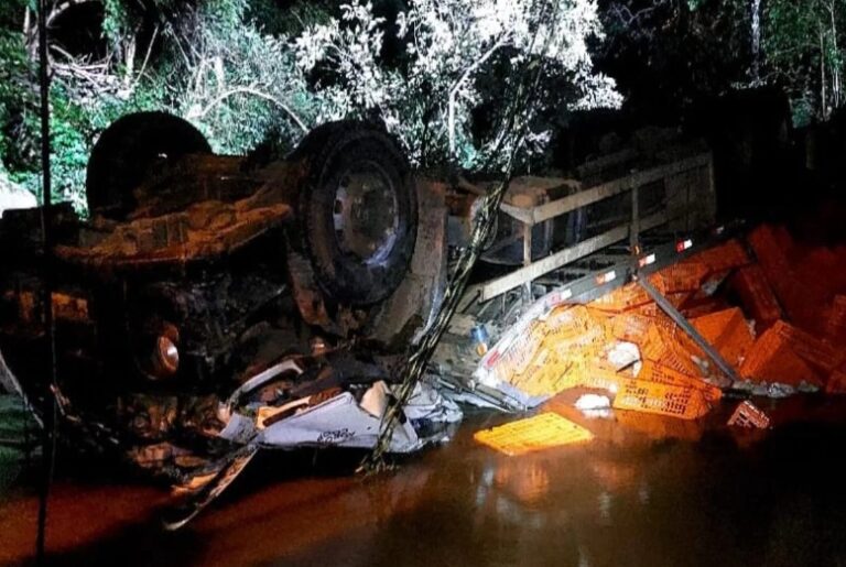 ACIDENTE DE TRÂNSITO: Pai, mãe e filha de 6 anos morrem presos nas ferragens após caminhão capotar e cair de ponte