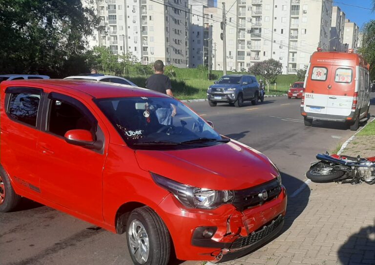 CANOAS: Motociclista fica ferido após colisão com carro em avenida